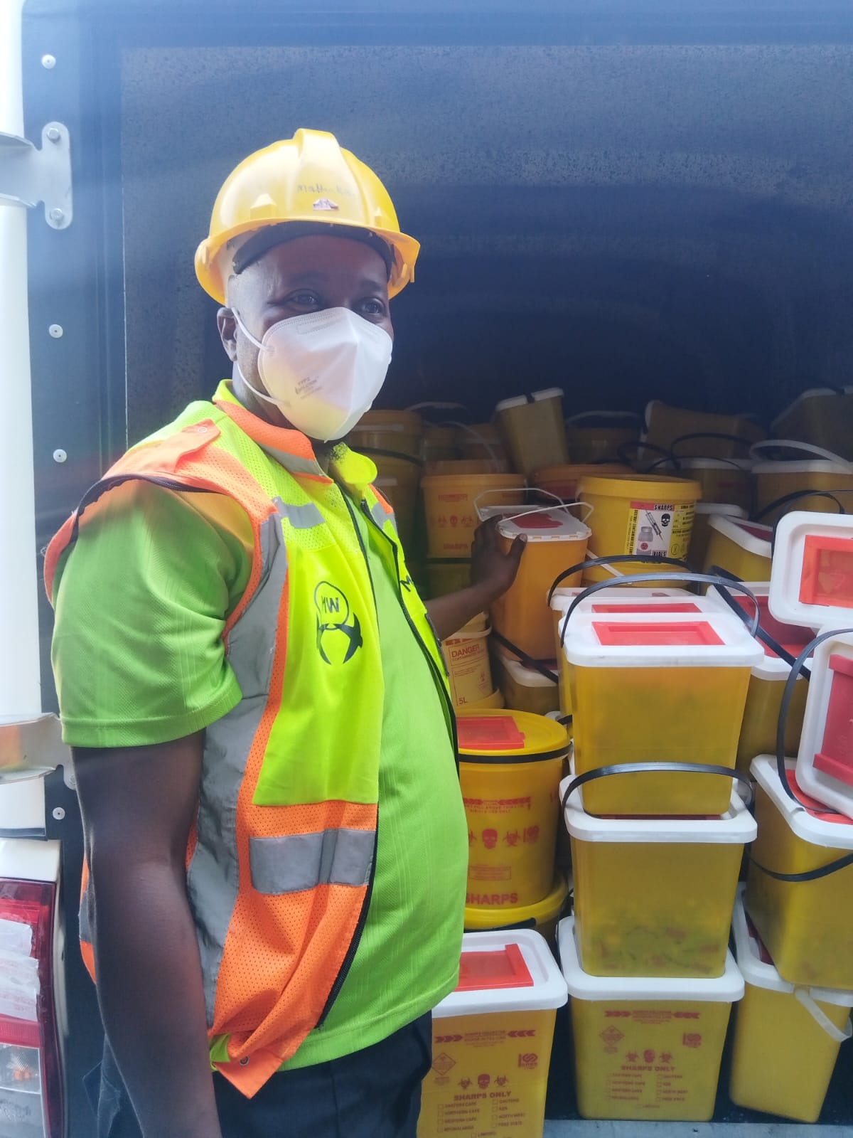 Loading sealed health-care risk waste onto a collection vehicle